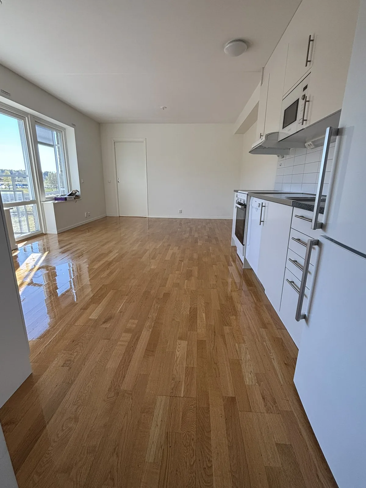Rent och tömt kök med trägolv
